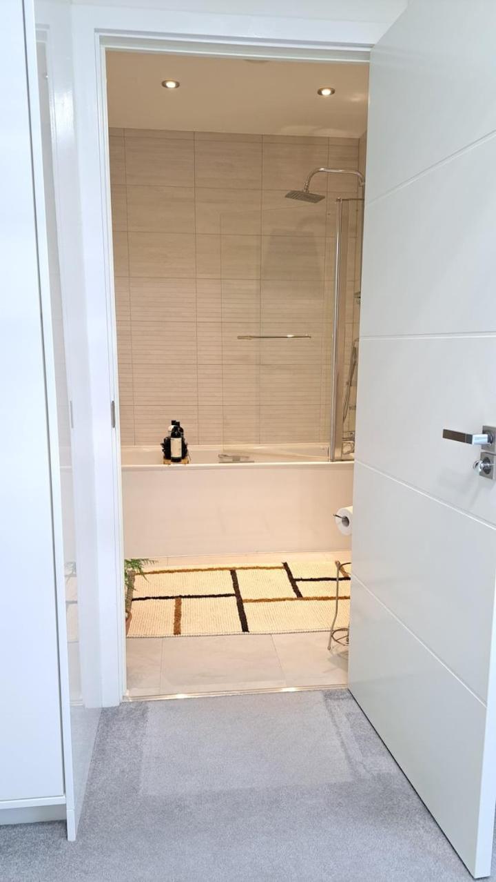Cozy Double Room With Large En Suite Near Canary Wharf London With Amazing Views In A Shared Apartment Exterior photo